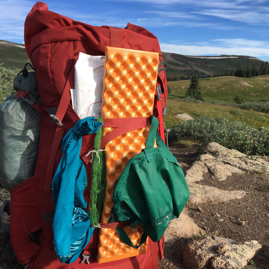 Searle Pass(12,043 ft)附近的背包背面有绿色手纺干燥