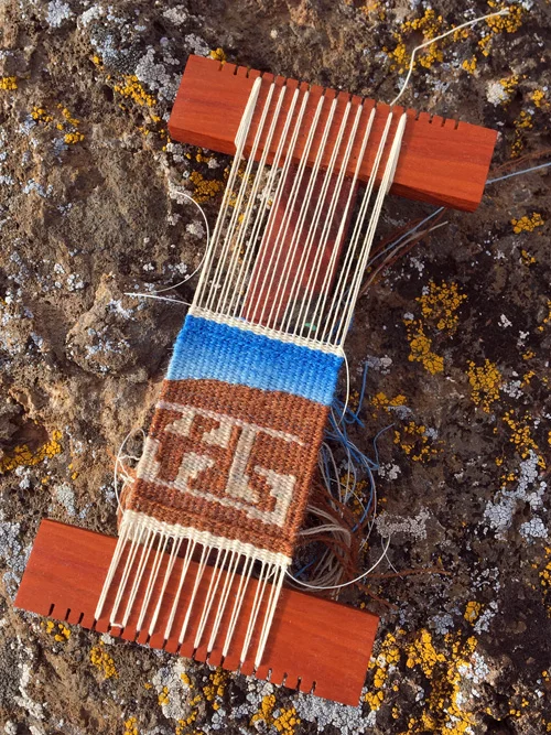 丽贝卡·梅佐夫(Rebecca Mezoff),玛莎的小山,2 x 2英寸挂毯