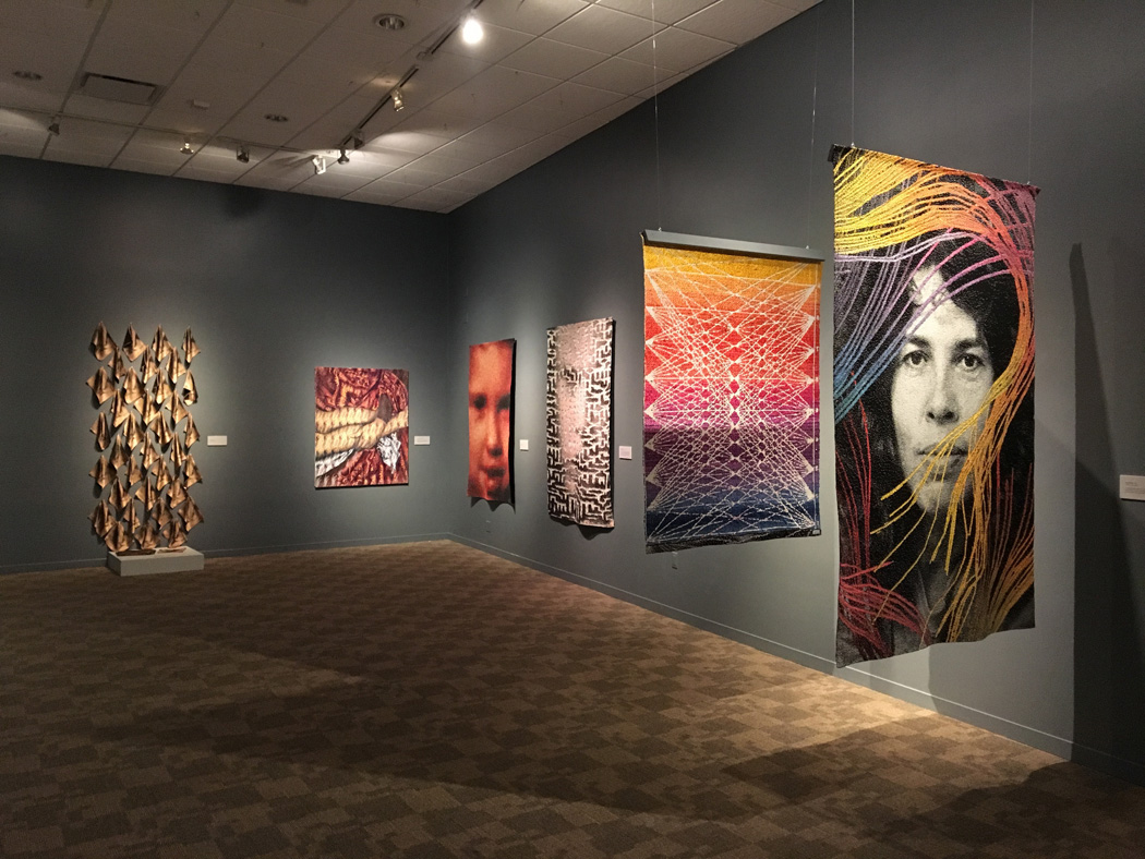 利亚·库克(Lia Cook)在“脑触摸:1980年”展览中的作品,现在圣何塞被子和纺织品博物馆展出。
