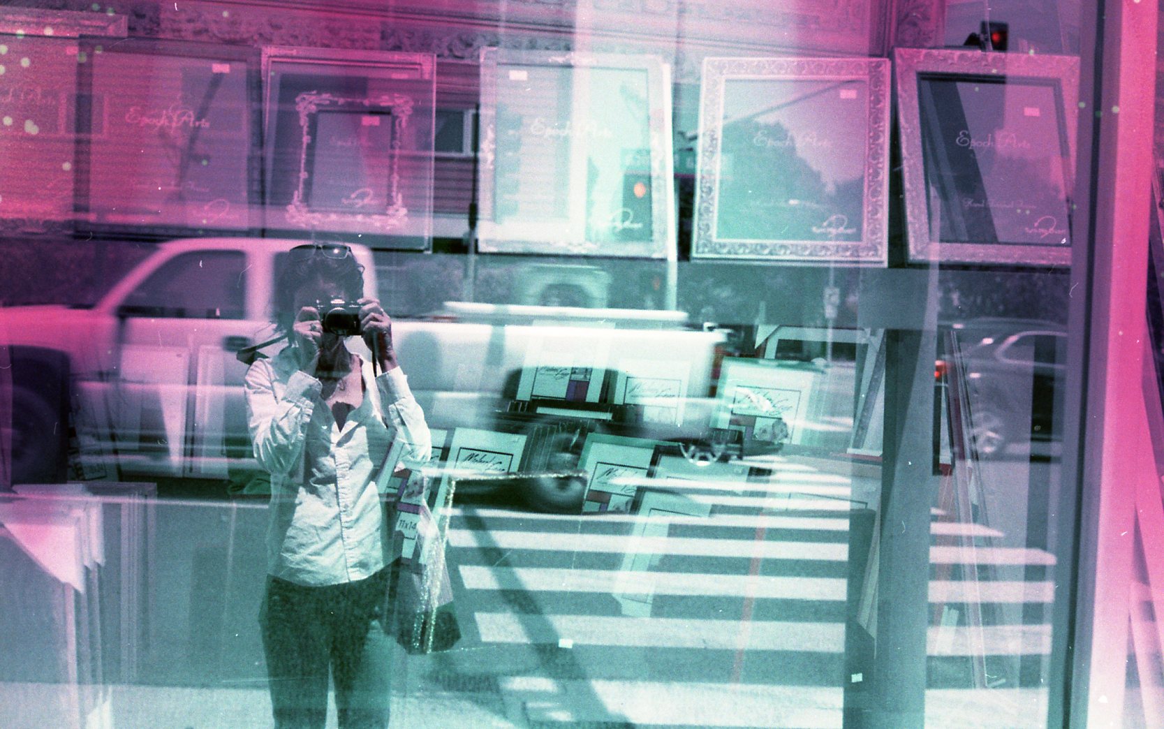 芭芭拉·默里(Barbara Murray)自画像|尼康FE | Lomochrome紫色狂野