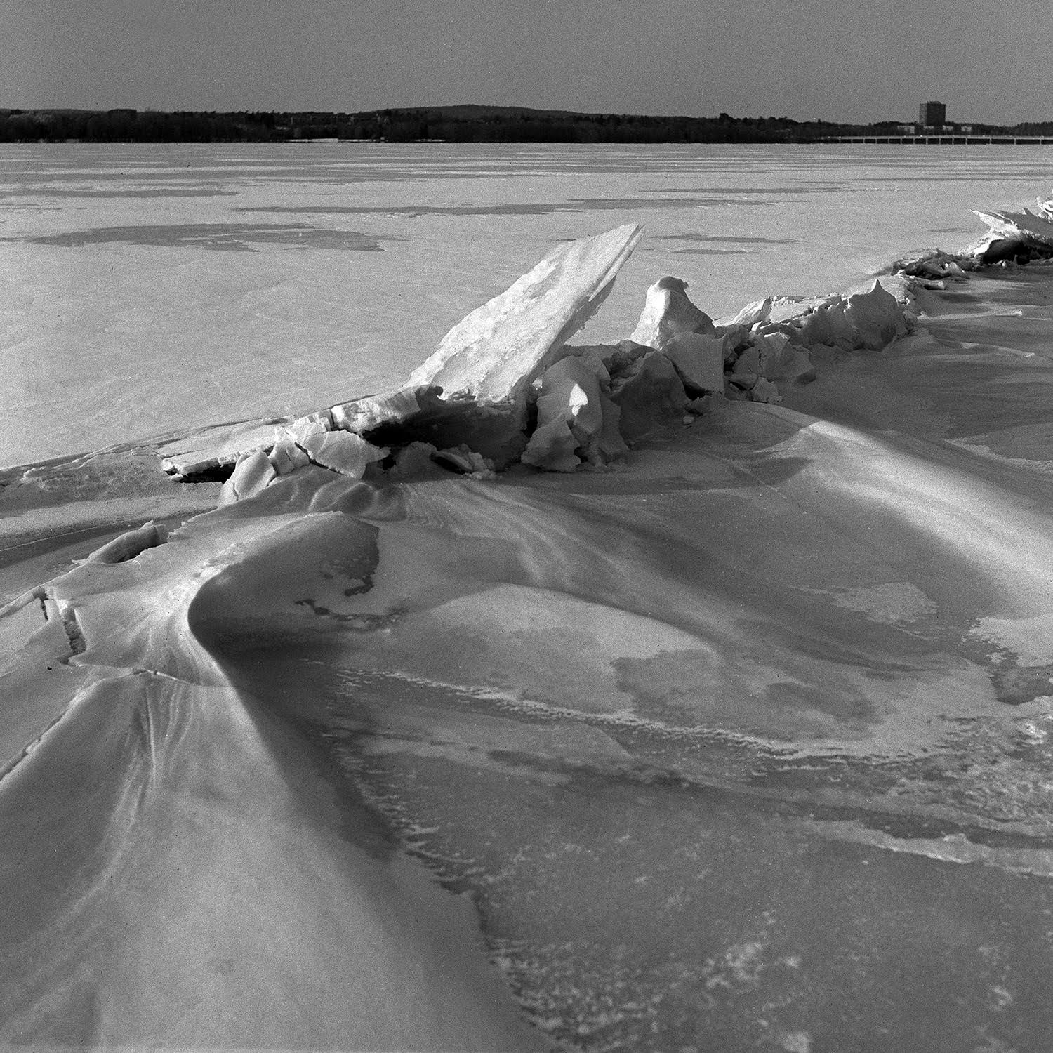 河冰,2017。&Ilford Delta400。黄色滤镜。 Rikenon镜头可以满足我的需求。