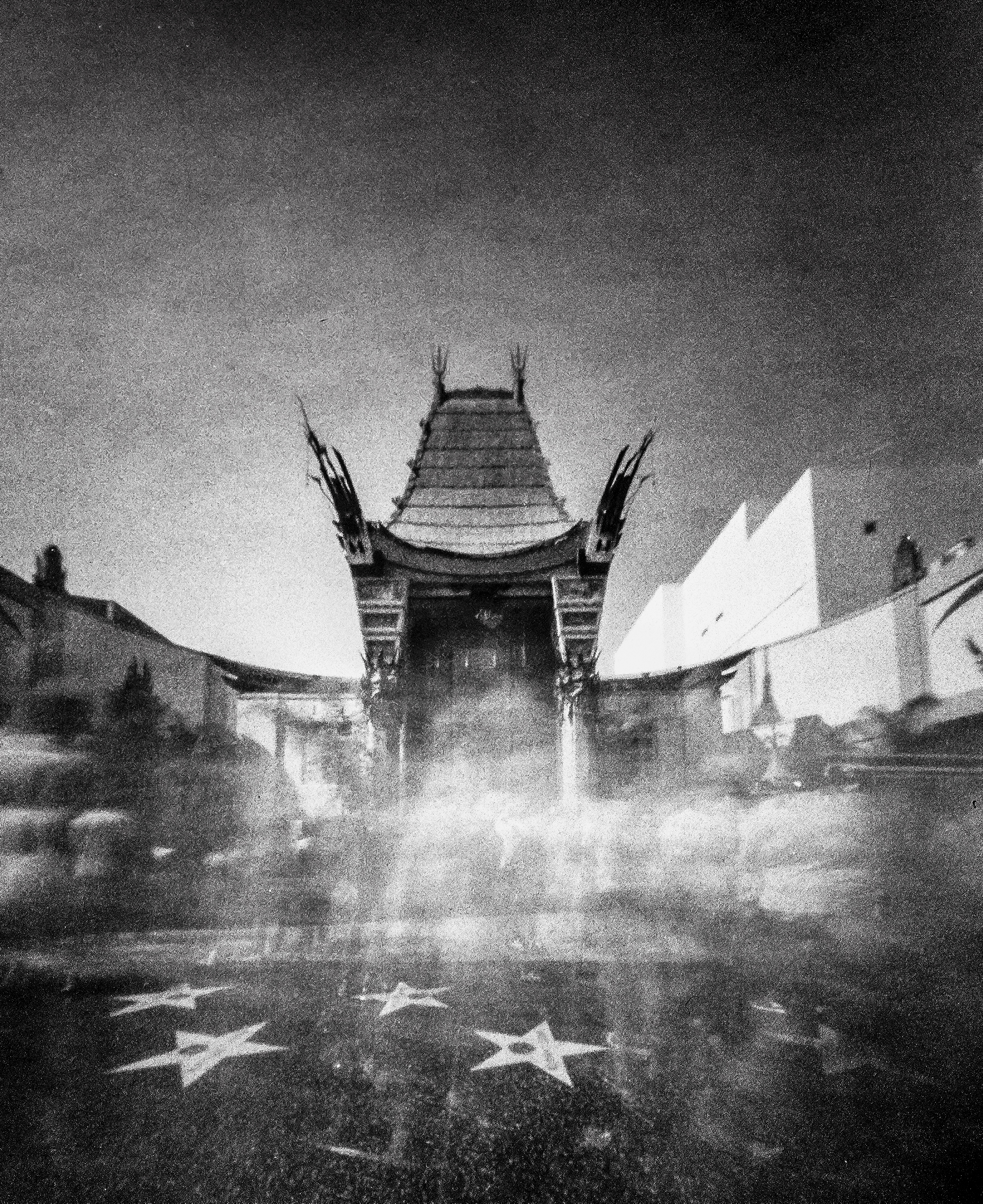 格劳曼中国剧院的游客鬼魂|现实如此微妙的4x5针孔|柯达Royal X-Pan,1961年到期,采用ISO 6标准|詹姆斯·索普