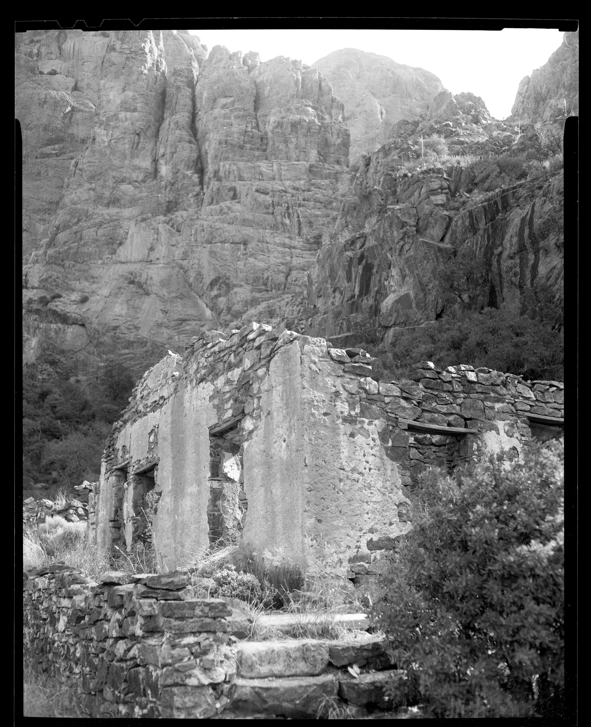 Van Patten营地的废墟,位于新墨西哥州器官山的滴水泉。 CAMERADACTYL OG 4x5,已过期(1992)Plus-X,柯达Ektar 127mm