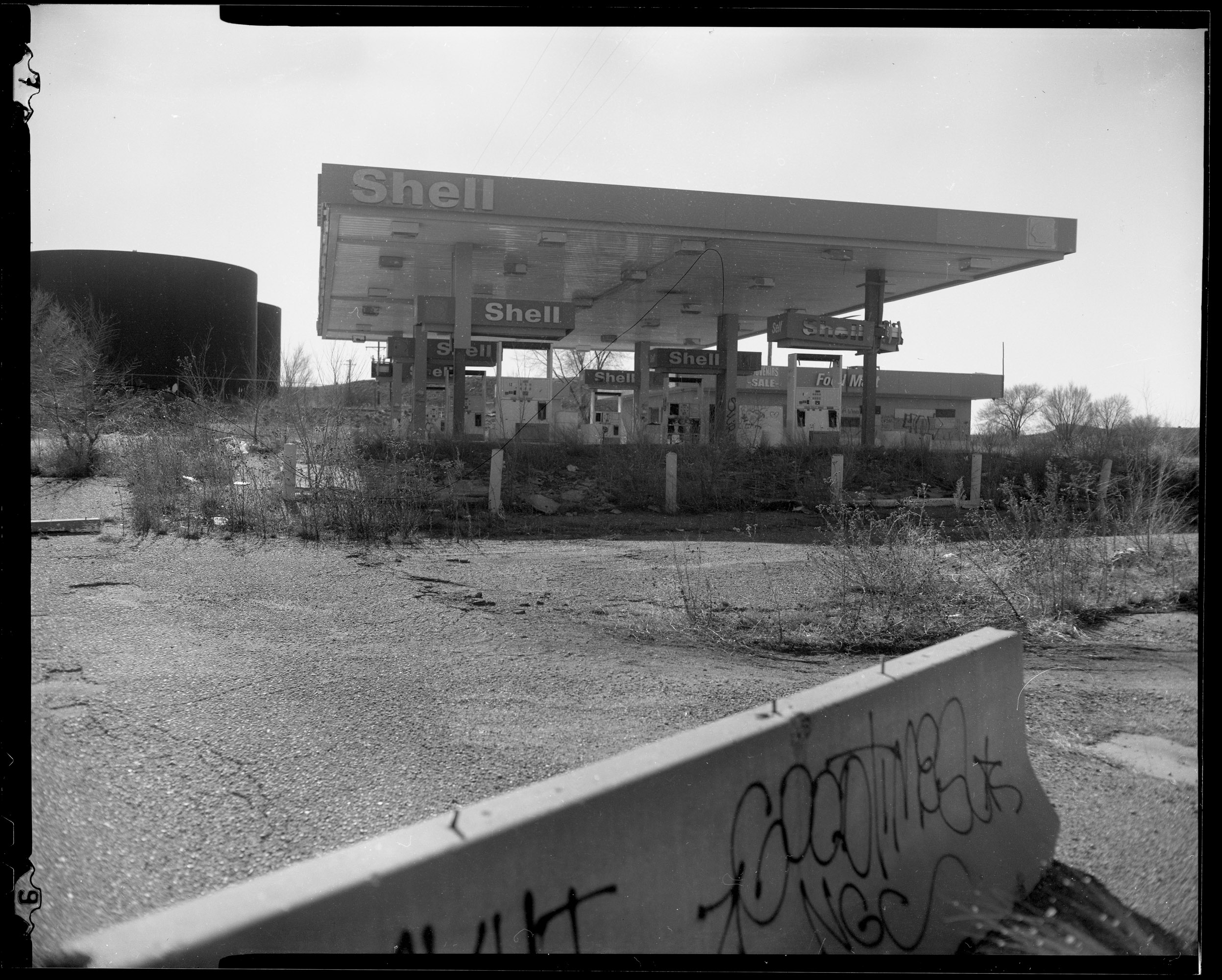 新墨西哥州图克姆卡里的66号公路。 CAMERADACTYL OG 4x5,已过期(1992)Plus-X,柯达Ektar 127mm