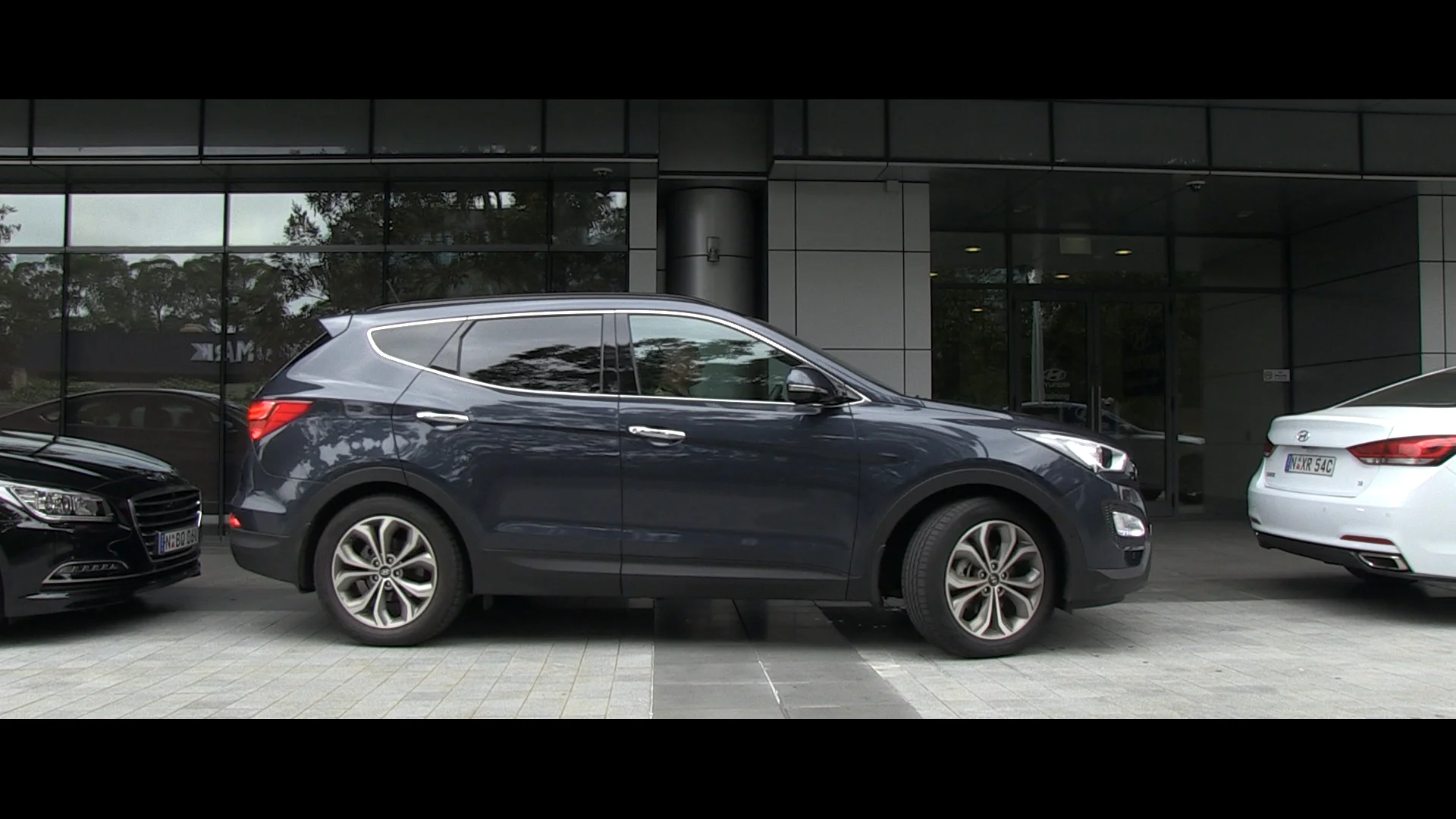 Hyundai Santa Fe shoe-horned itself into the sardine tin every time - making the automatic reversing system something of a one-hit wonder (点击放大)