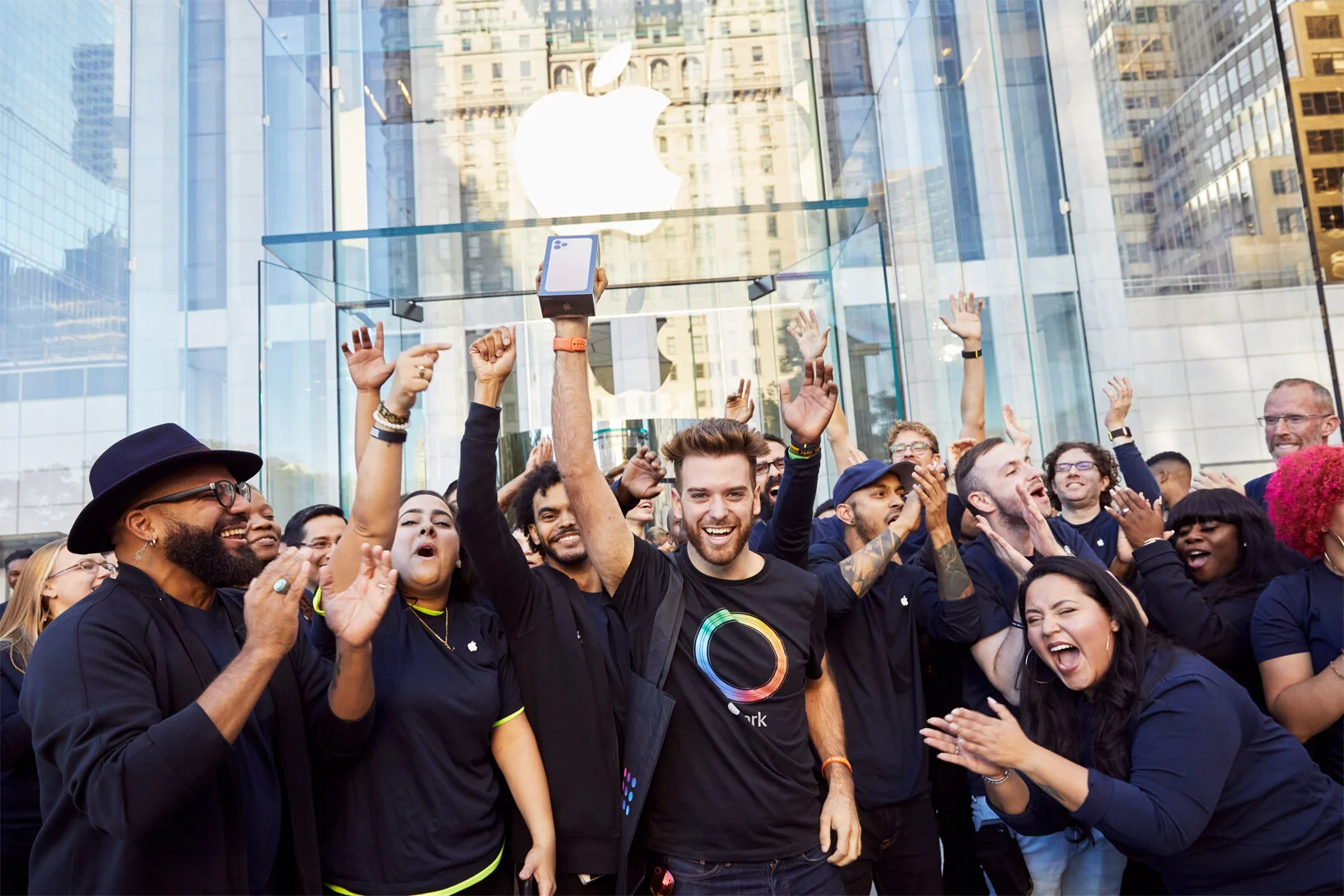 Apple_iPhone-11-Pro-Apple-Watch-5-Availability_NY-team-members-welcomes-first-guests_092019.jpg