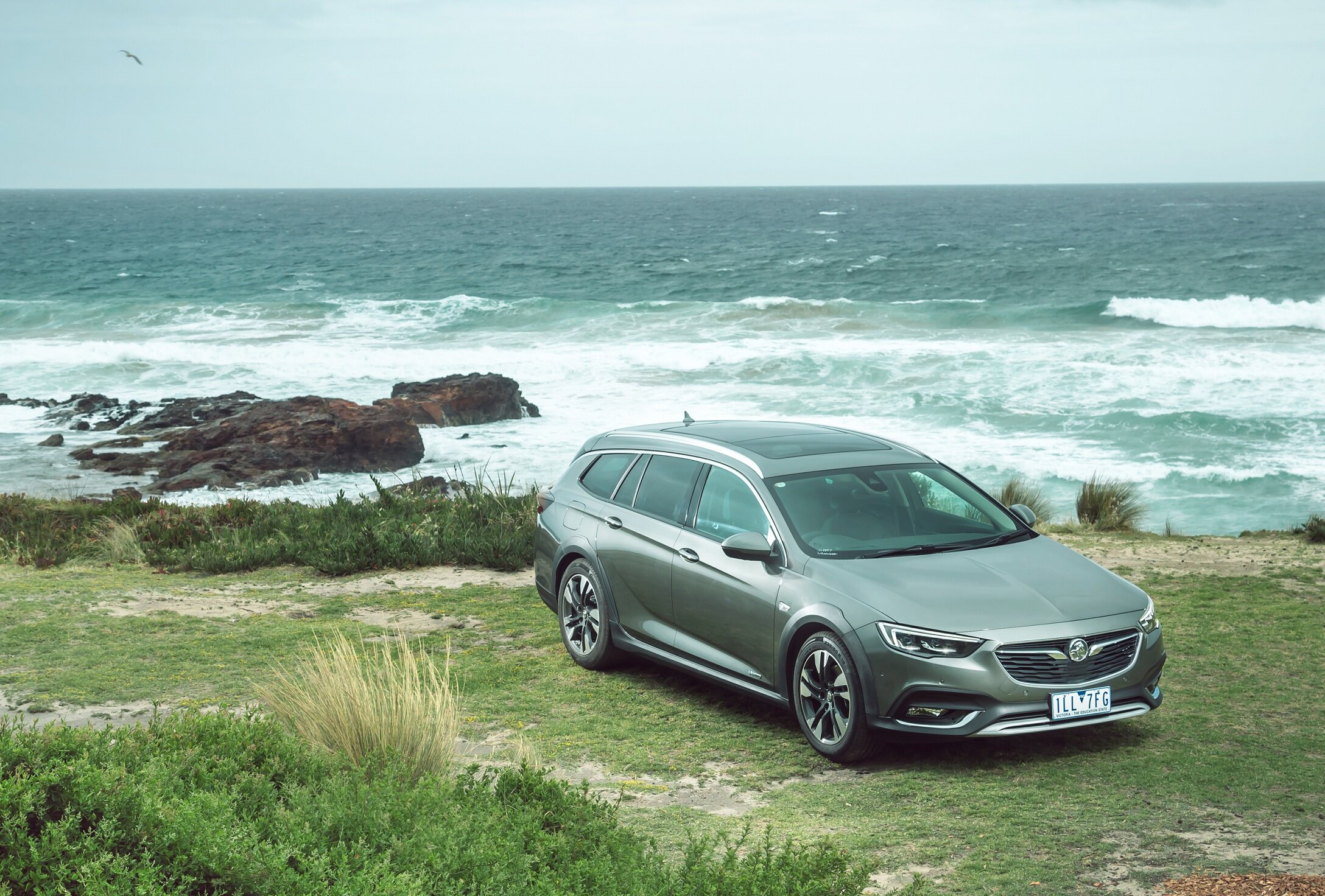 2018 Holden Calais-V Tourer_F3Q_static_high.jpg