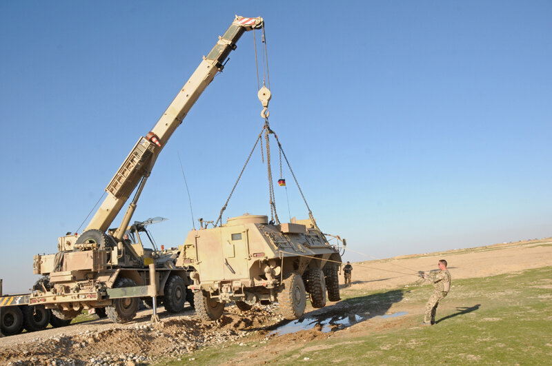 Mobile_crane_lifts_a_Fuchs_tank.jpg