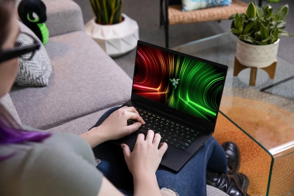 Razer Blade 14 (2021) Lifestyle 5 - Alt.jpg