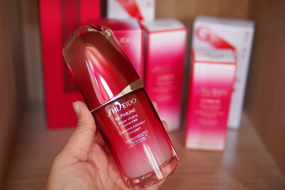 INGREDIENTS:WATER (AQUA/EAU), ALCOHOL DENAT., GLYCERIN, BUTYLENE GLYCOL, DIMETHICONE, DIGLYCERIN, PEG/PPG-17/4 DIMETHYL ETHER, PHENOXYETHANOL, TRIETHYLHEXANOIN, ISODECYL NEOPENTANOATE, TREHALOSE, AMMONIUM ACRYLOYLDIMETHYLTAURATE/BEHENETH-25 METHACRY…