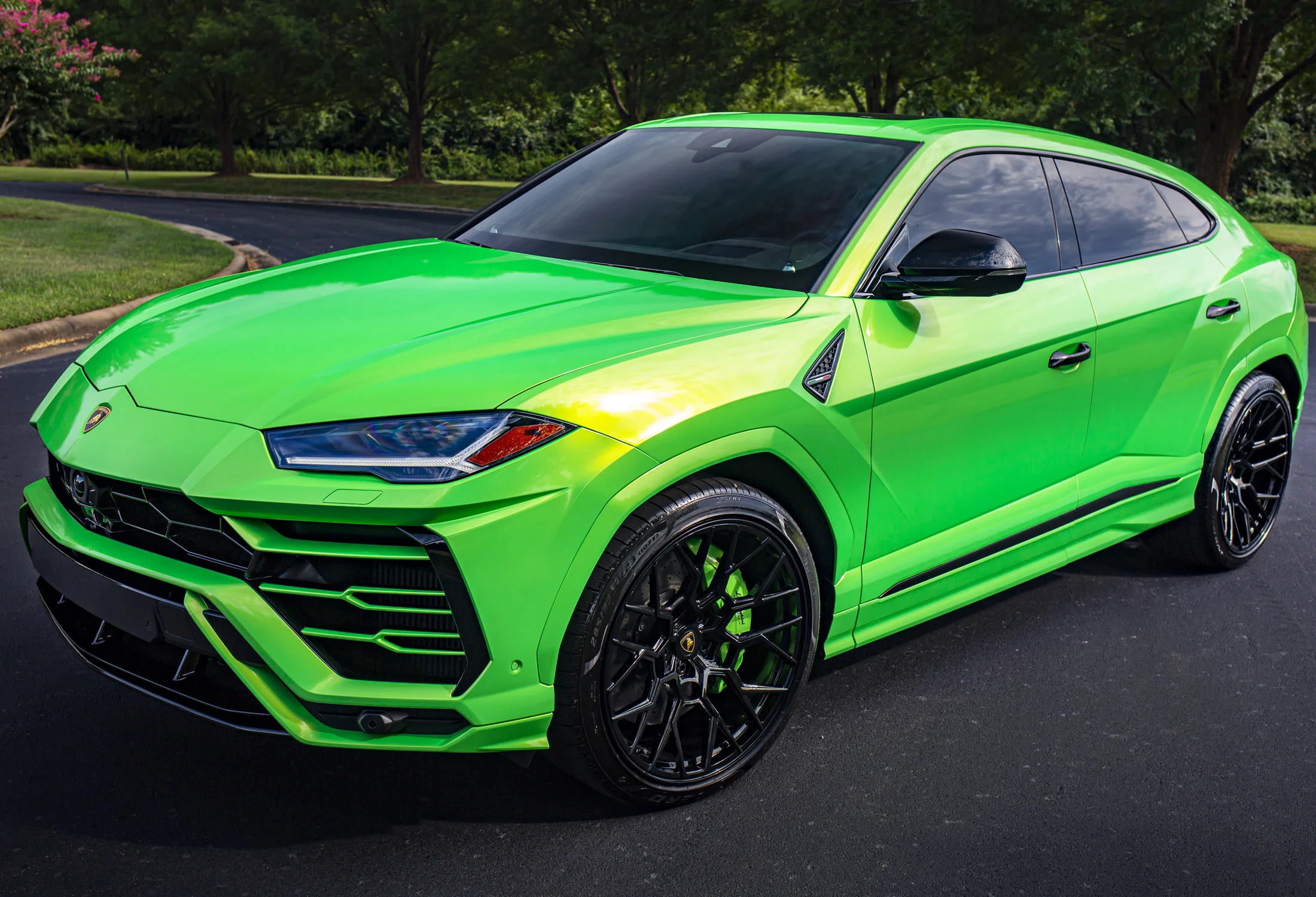 Lamborghini Urus зеленый