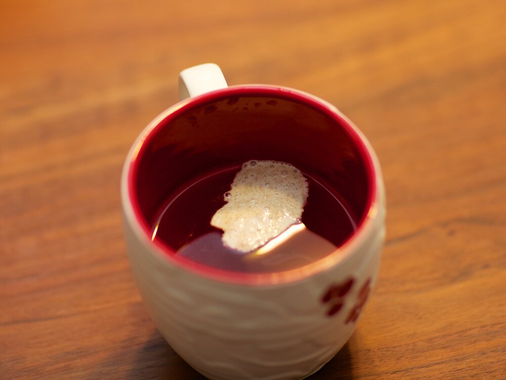 The man in the cup - testing the readiness of the leaven. Here you see it floating on the water.