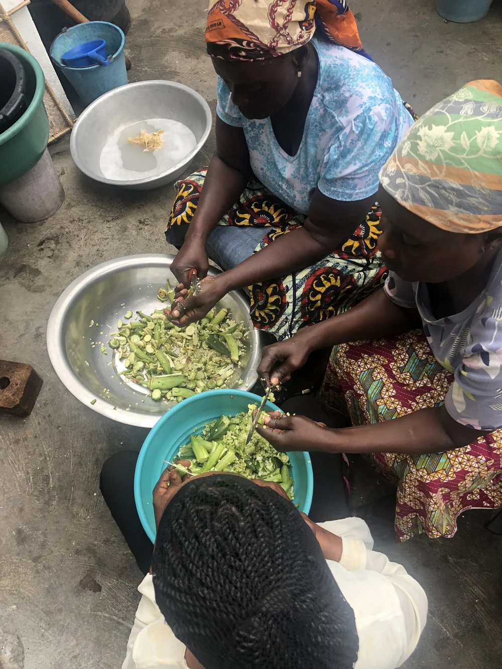 Preparing Okro for Kpokpoi