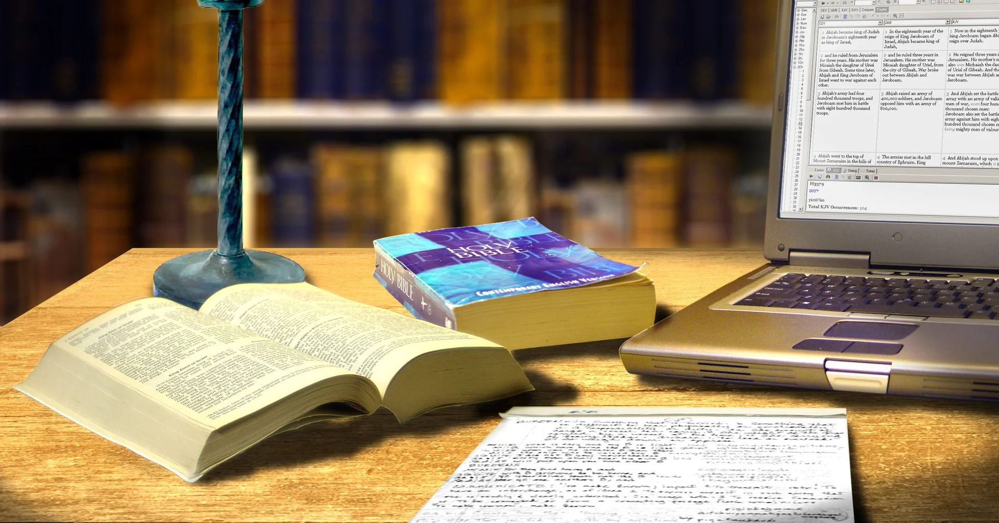 Книга на столе с компьютером