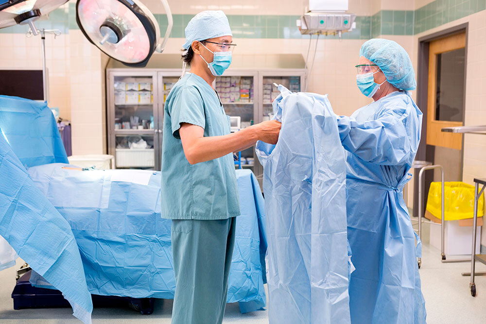 Лысый хирург в операционной трахает рассеянную медсестру