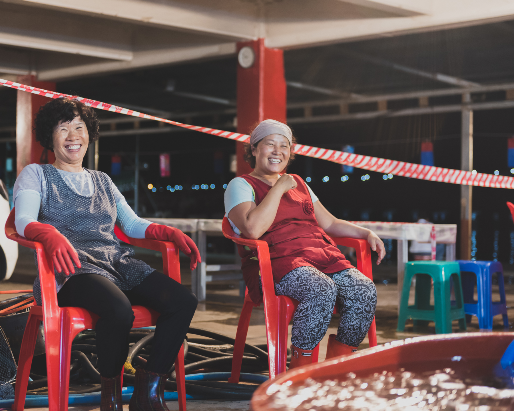 女士们在红色chairs.jpg