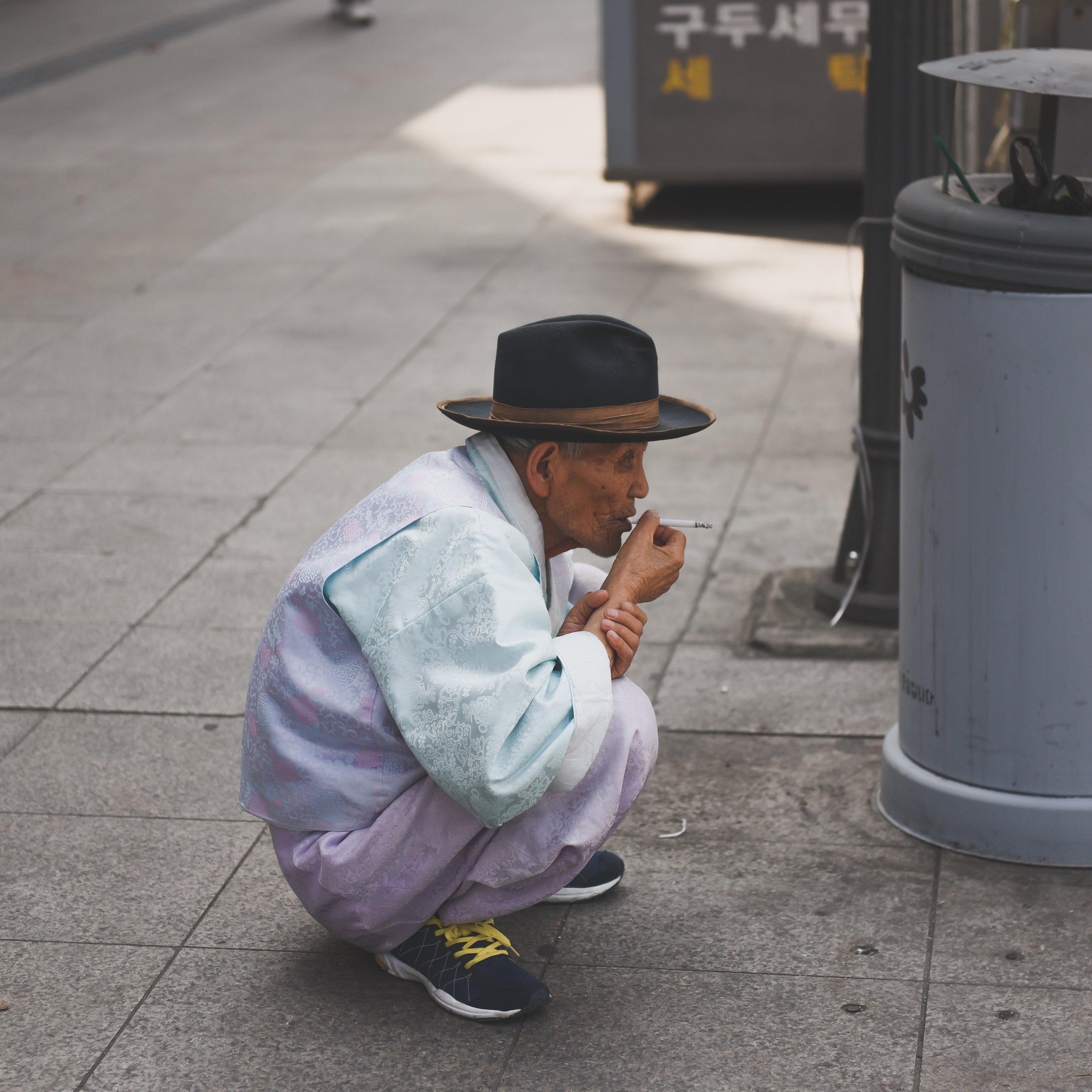 蹲下和吸烟的家伙cig.jpg