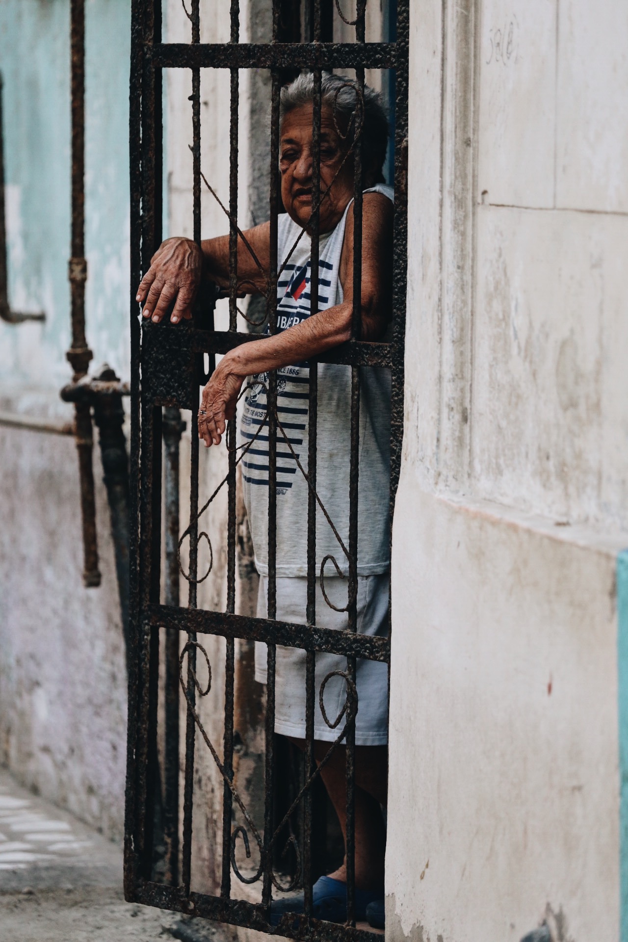 女士在她的door.jpg