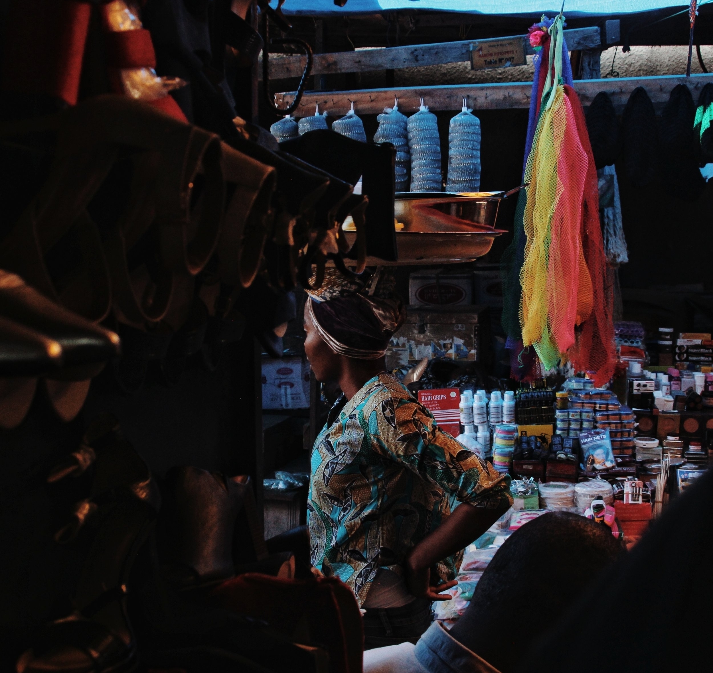 女人在shop.jpeg