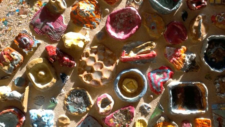 孩子们制作的陶瓷作品，丽莎·布鲁博制作的青铜作品