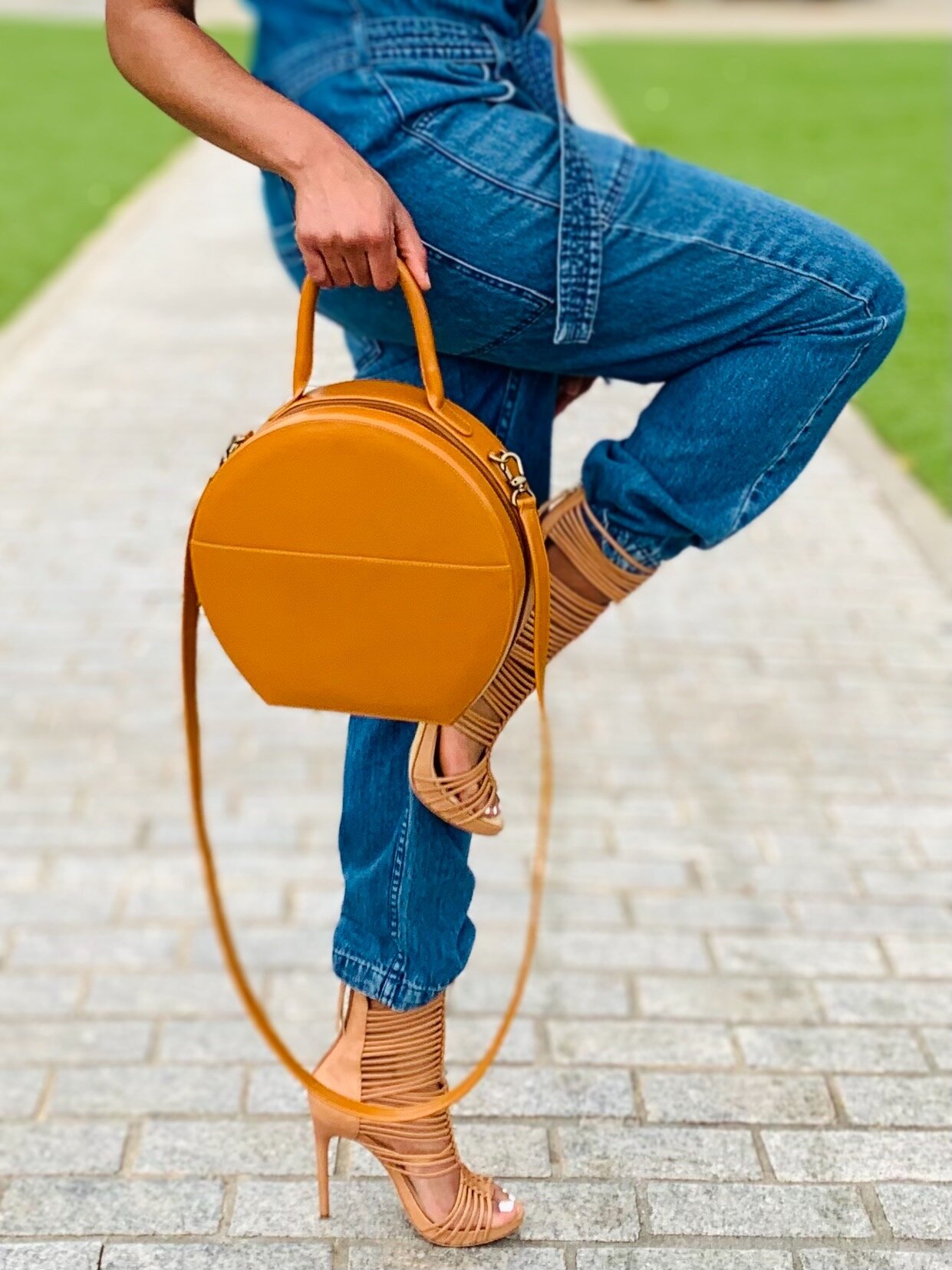 ●PIGMENT●SHIRRING ROUND BAG_BROWN Stylish Leather Circle Crossbody | Satchel Bag — P. Sherrod