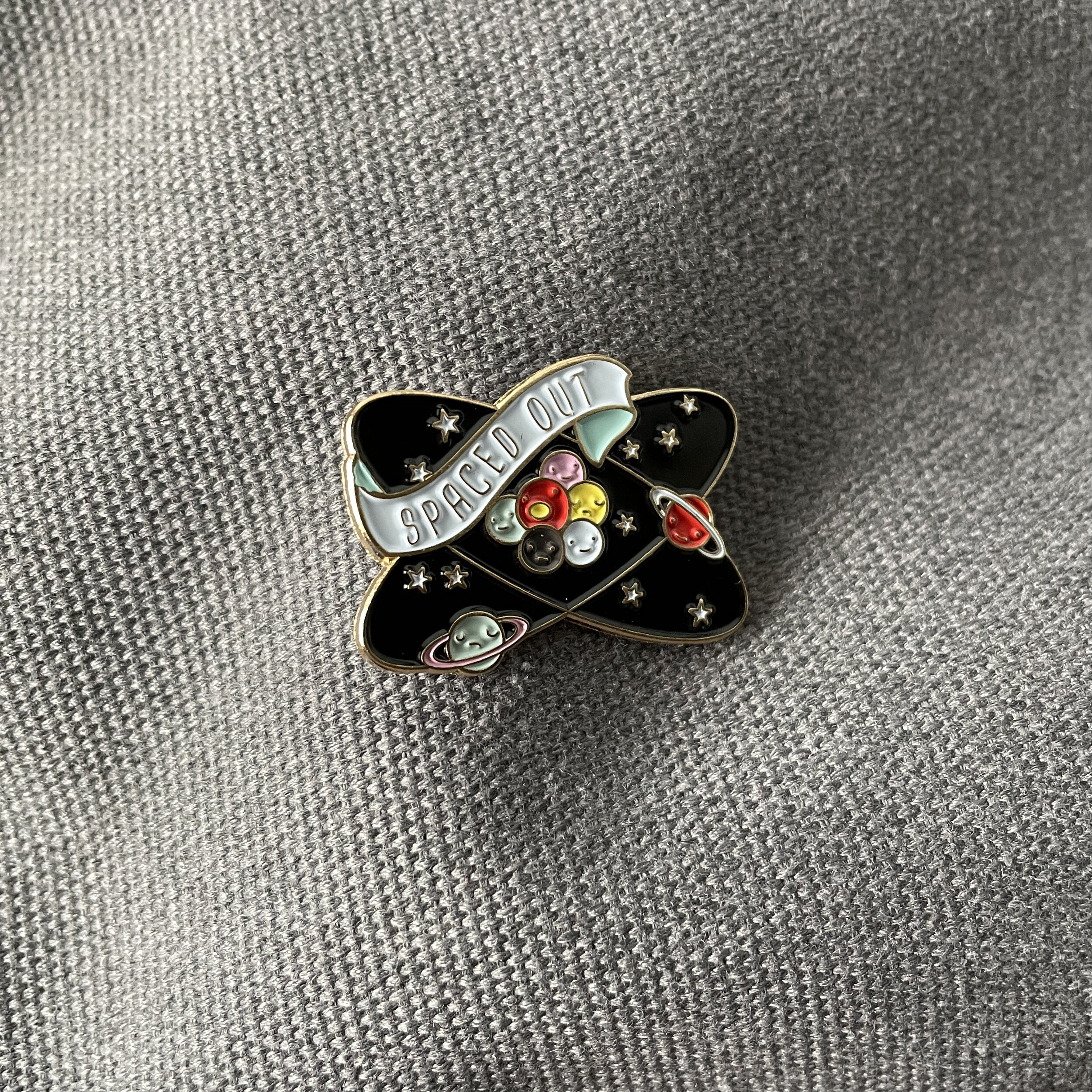 间隔开的硬质珐琅针(布)