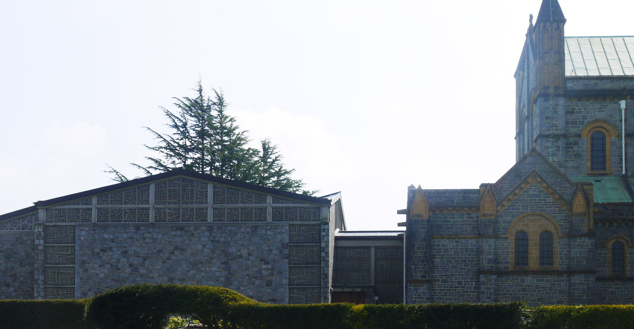 圣福教堂(Paul Pearn 1965)和德文郡巴克法斯特修道院(Buckfast Abbey)的外部,建于1903年-38年。