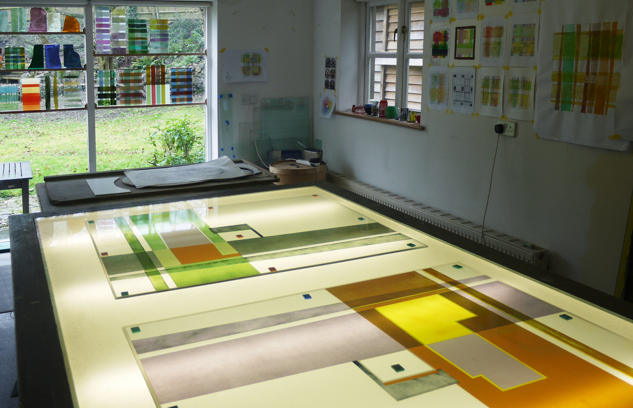 上图:工作室展示灯箱上的面板下图:成品面板,窗口中有描图纸支持