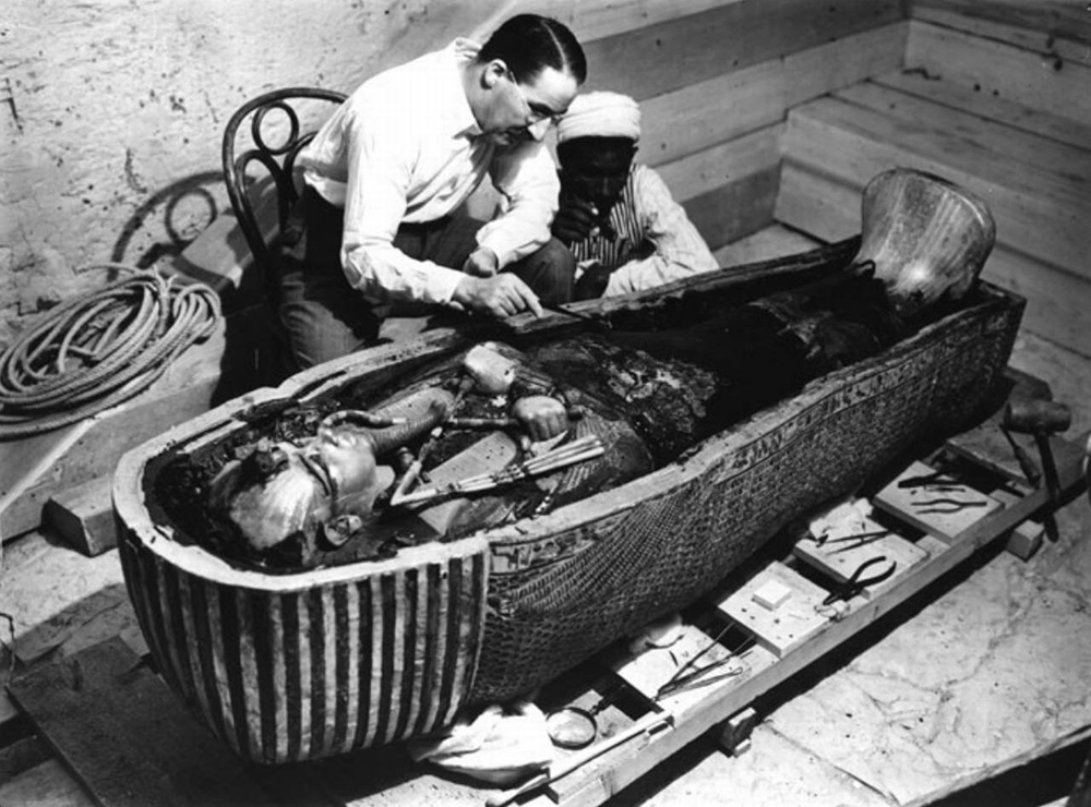 霍华德·卡特(Howard Carter)探索图坦卡蒙国王的石棺。