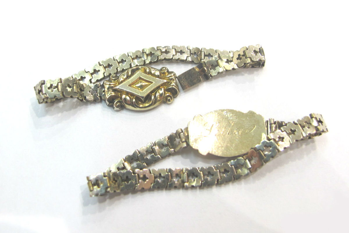 维多利亚时代 pair of baby bracelets, at 灰色& Davis. 