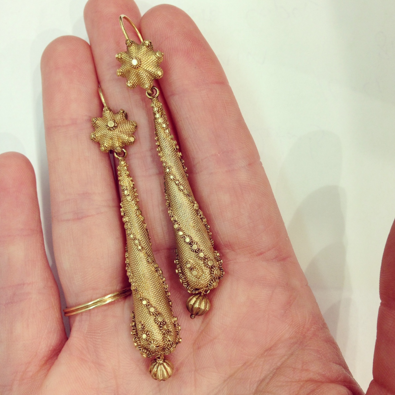 格鲁吉亚人"torpedo" 耳环 in 15k yellow gold with Cannetille rosettes and fluted dangles. c. 1830. Available for sale at 灰色& Davis.