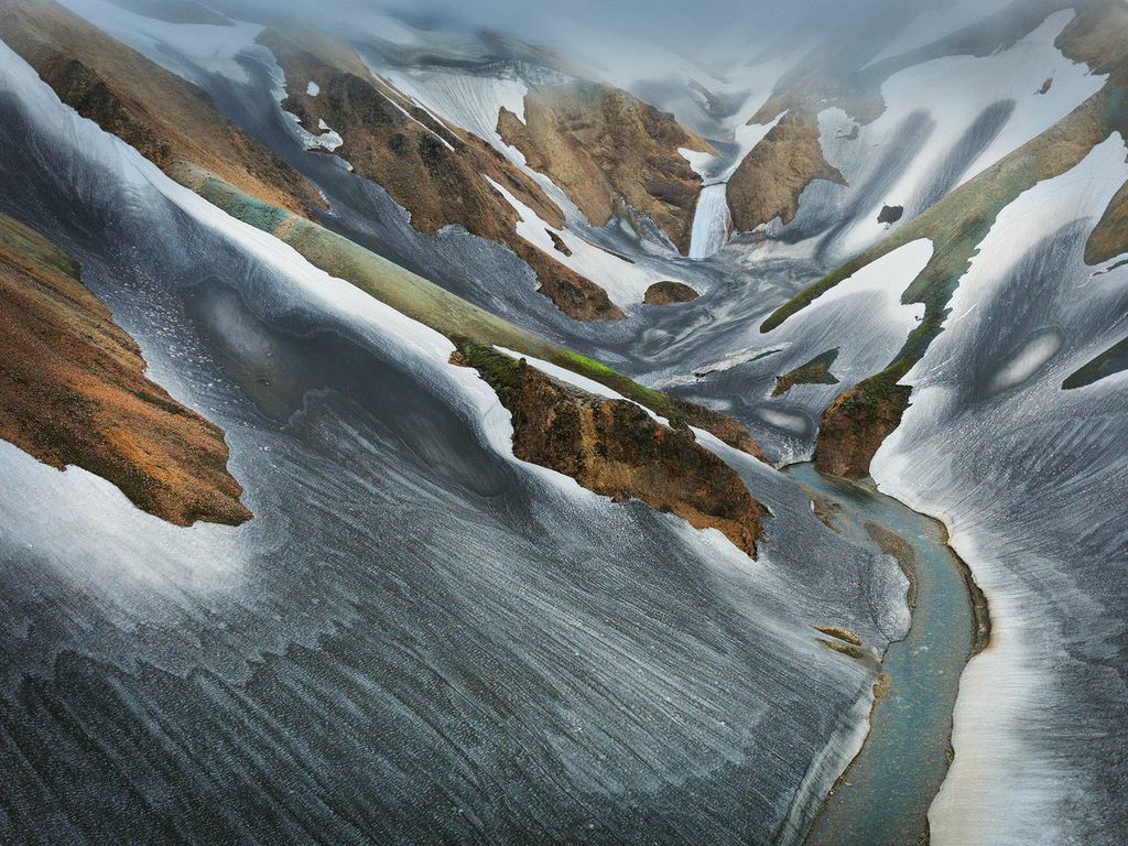 我相信,冰岛中央高原的兰德曼纳劳(Landmannalaugar)从直升机上射击了。图片©Hans Strand