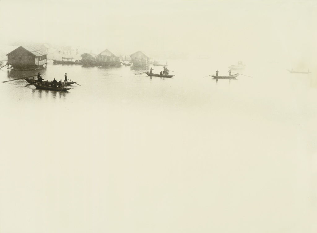 在1937年晚上在朦胧的河流中系泊,照片作者Lang Jingshan
