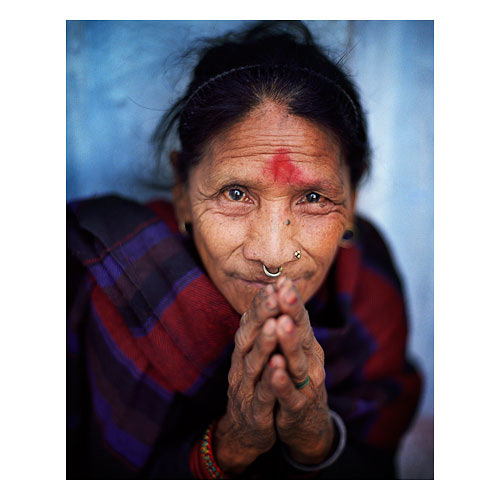 一个女人在2009年在加德满都的Boudha Stupa遇到了很多次的女人,但我花了大约六天的时间来完成勇气,让她的照片成为她的照片。