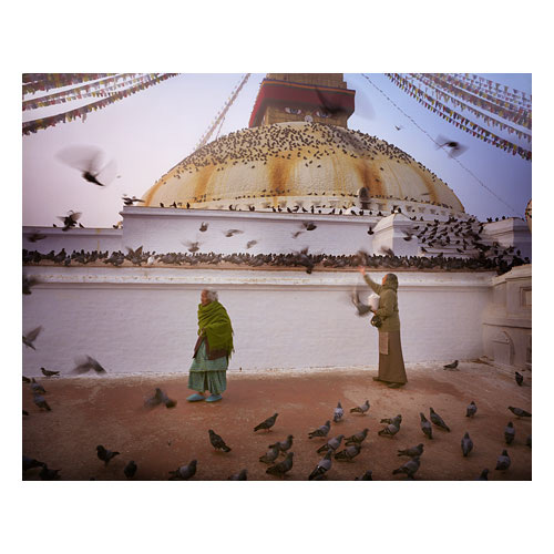 黎明的Boudha Stupa。许多鸟在祈祷期间早上经常出现。  2009年,更传统的衣服感觉很明显,似乎现在在2015年更加“罕见”。