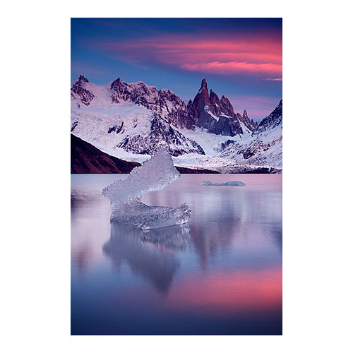 阿根廷洛斯格拉西亚雷斯国家公园北部难以拍照的塞罗·托雷(Cerro Torre)。这也许是我花费最大精力获得的图像。几年来,我曾多次访问过该地区,但常常一无所获-这个地方因天气恶劣而闻名。我收到了很多读者的电子邮件,他们告诉我他们在这里时什么也看不到。好吧,我在这里露营了两个多星期,却什么也没看见..但是我一直返回,并在短暂的5分钟内拍摄了这张照片。