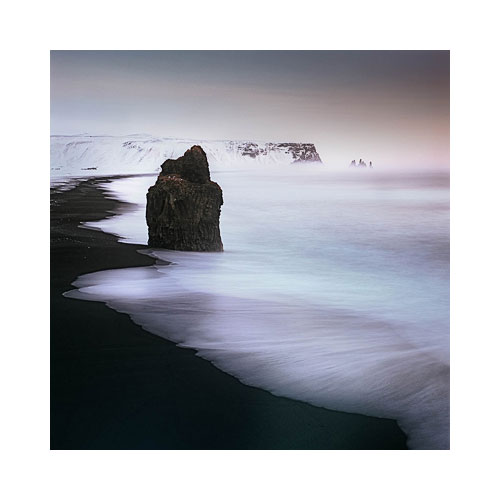 Reynisdrangar海堆栈从南冰岛Dyrhólaey的景色,2012年。图片©Bruce Percy