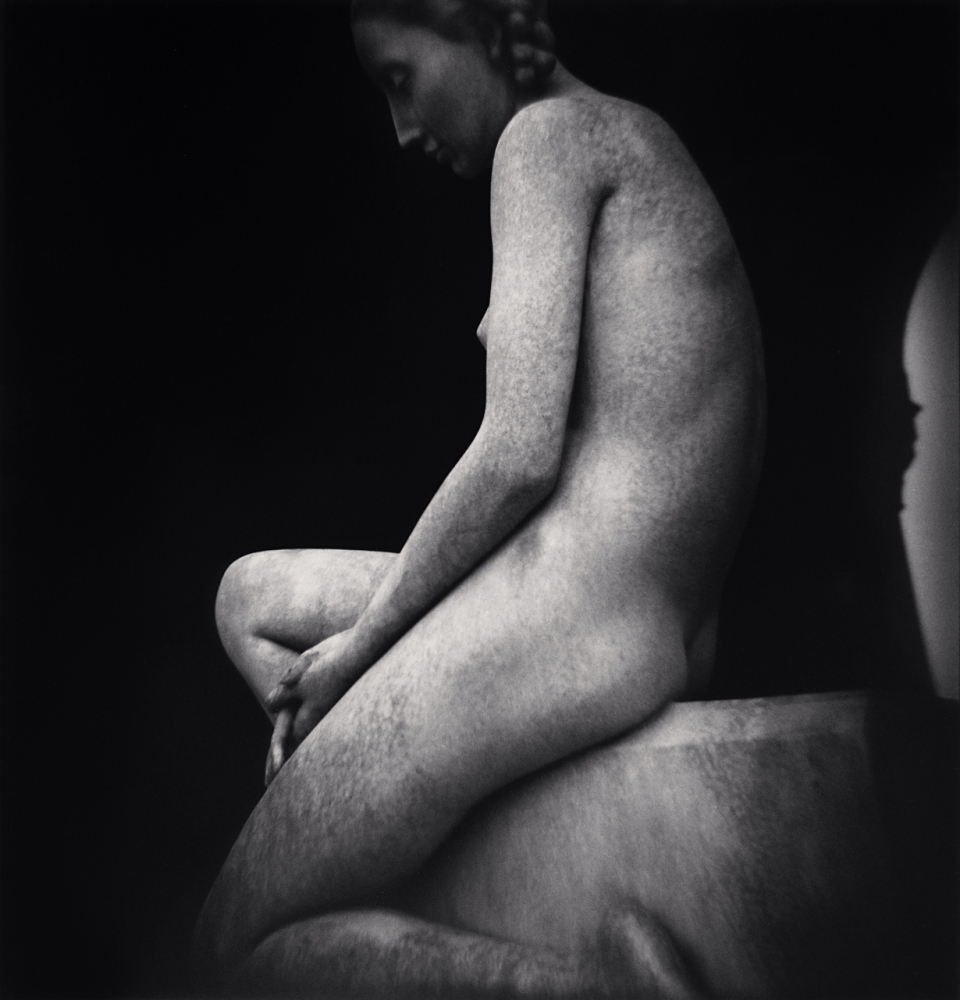 Graveside雕象,Cimitero Monumentale,米兰,意大利。 2008图片©Michael Kenna