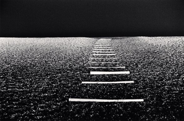 海滩路径,黑斯廷斯2984.图片©Michael Kenna