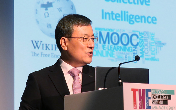 Sung-Chul Shin durante su discurso en la Cumbre de Excelencia de Investigación en Educación Superior del Times Higher Education.&nbsp;