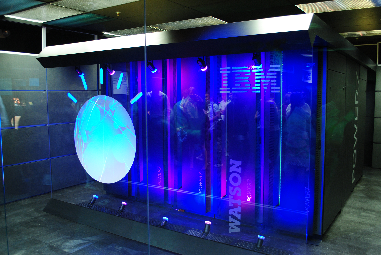 IBM invertirá $240 millones de dólares para crear el MIT-IBM Watson AI Lab, un proyecto colaborativo a 10 años con el MIT con el objetivo de impulsar logros científicos en el campo de la inteligencia artificial.  - Foto: Clockready / Wikimedia Commons.