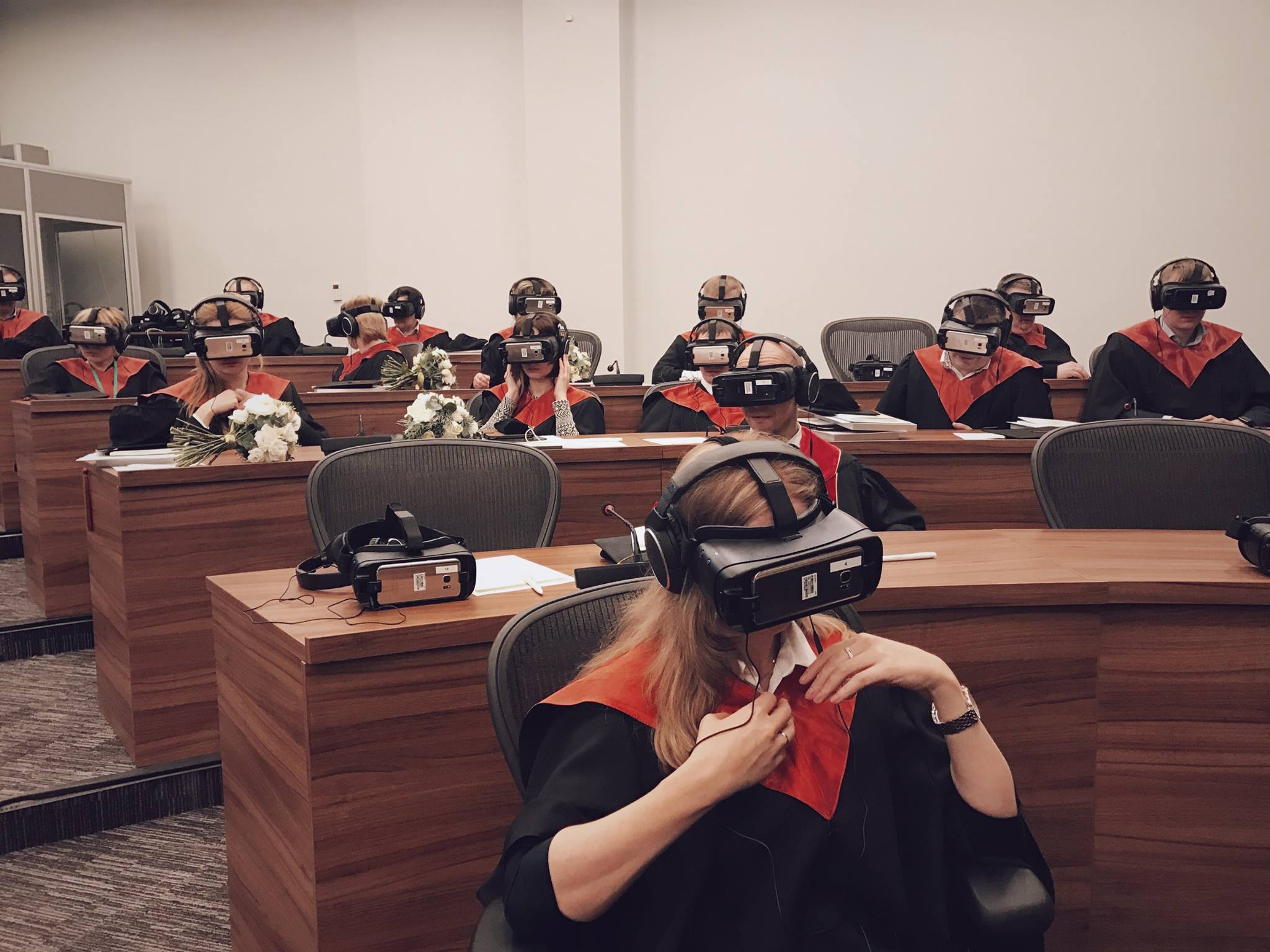 Estudiantes con lentes de realidad virtual