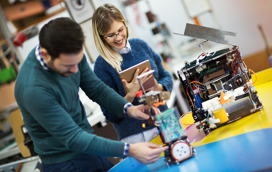 Estudiantes en proyecto de robótica