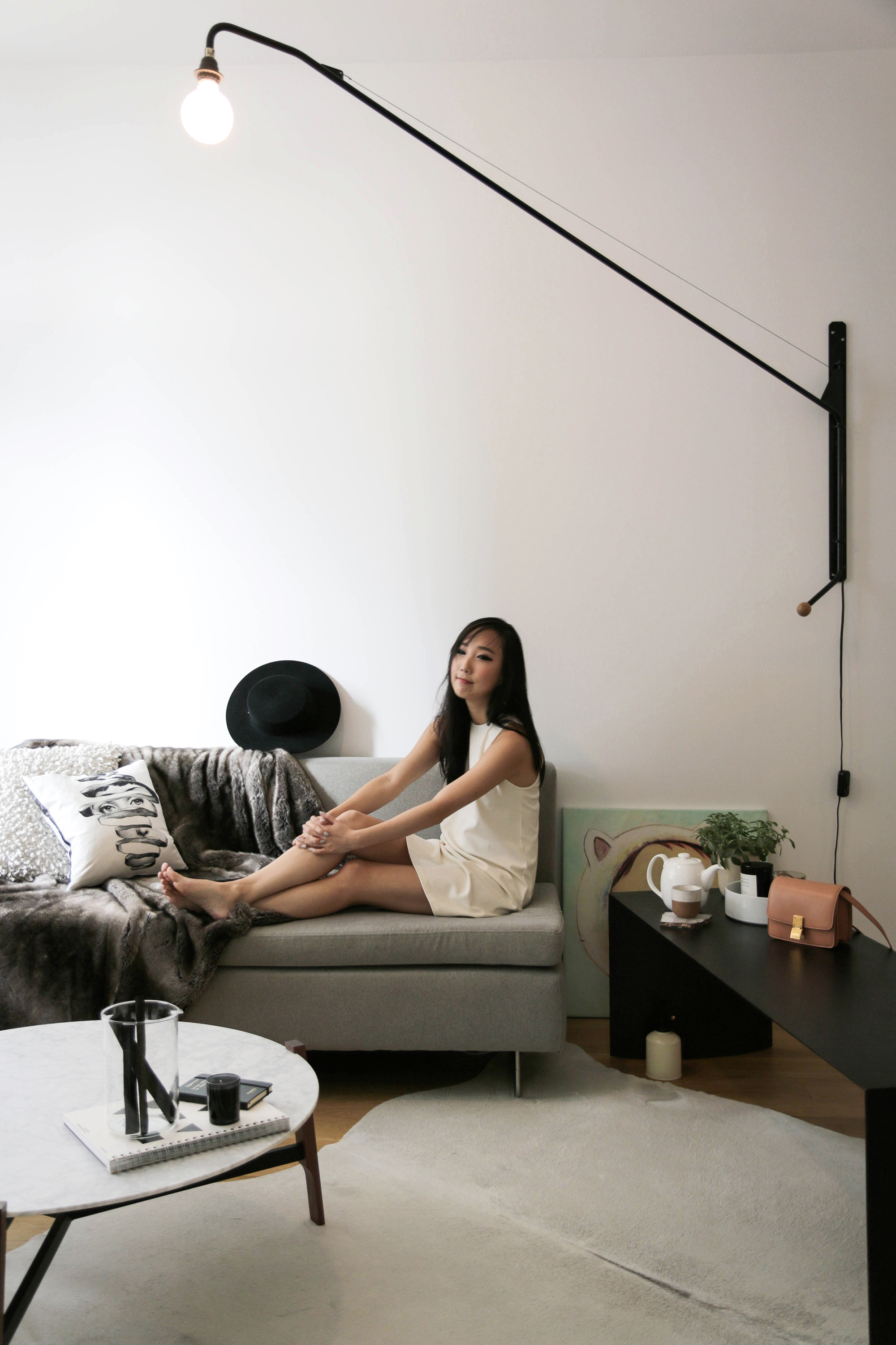 玛丽·海尔(Marie Hell)露肩上衣,Céline包,珍妮莎·利昂(Janessa Leone)