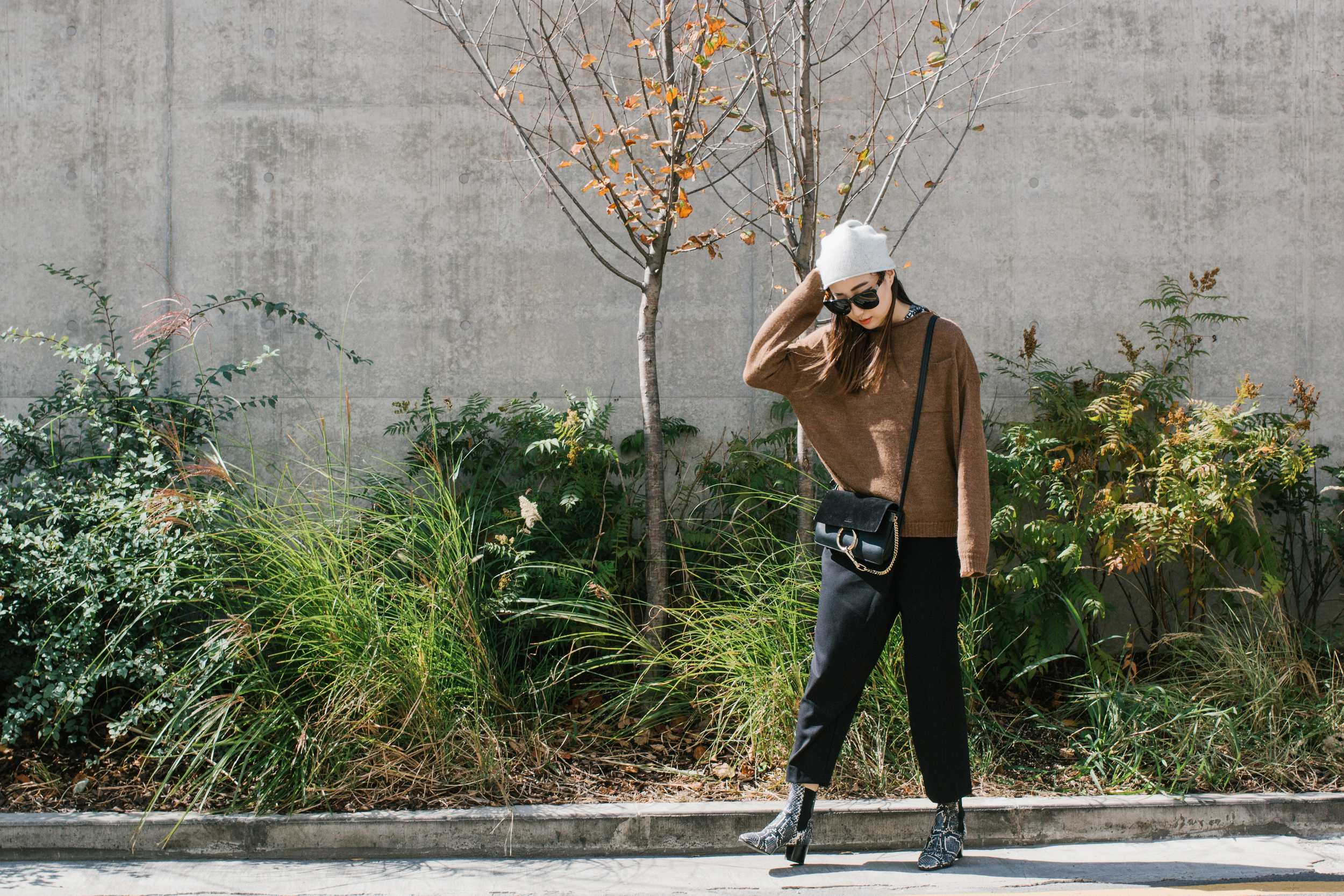 Pas de Calais.毛衣,开幕式顶部,伊莎贝尔Marant Boots,Chloé包,COS Beanie,行太阳镜