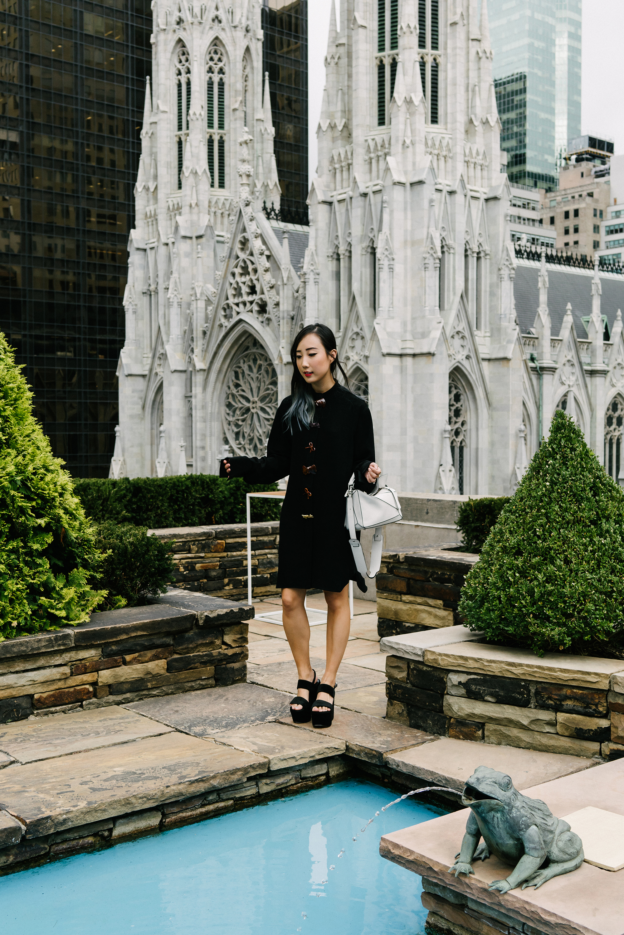 J.W. Anderson连衣裙,Saint Laurent凉鞋,Loewe包