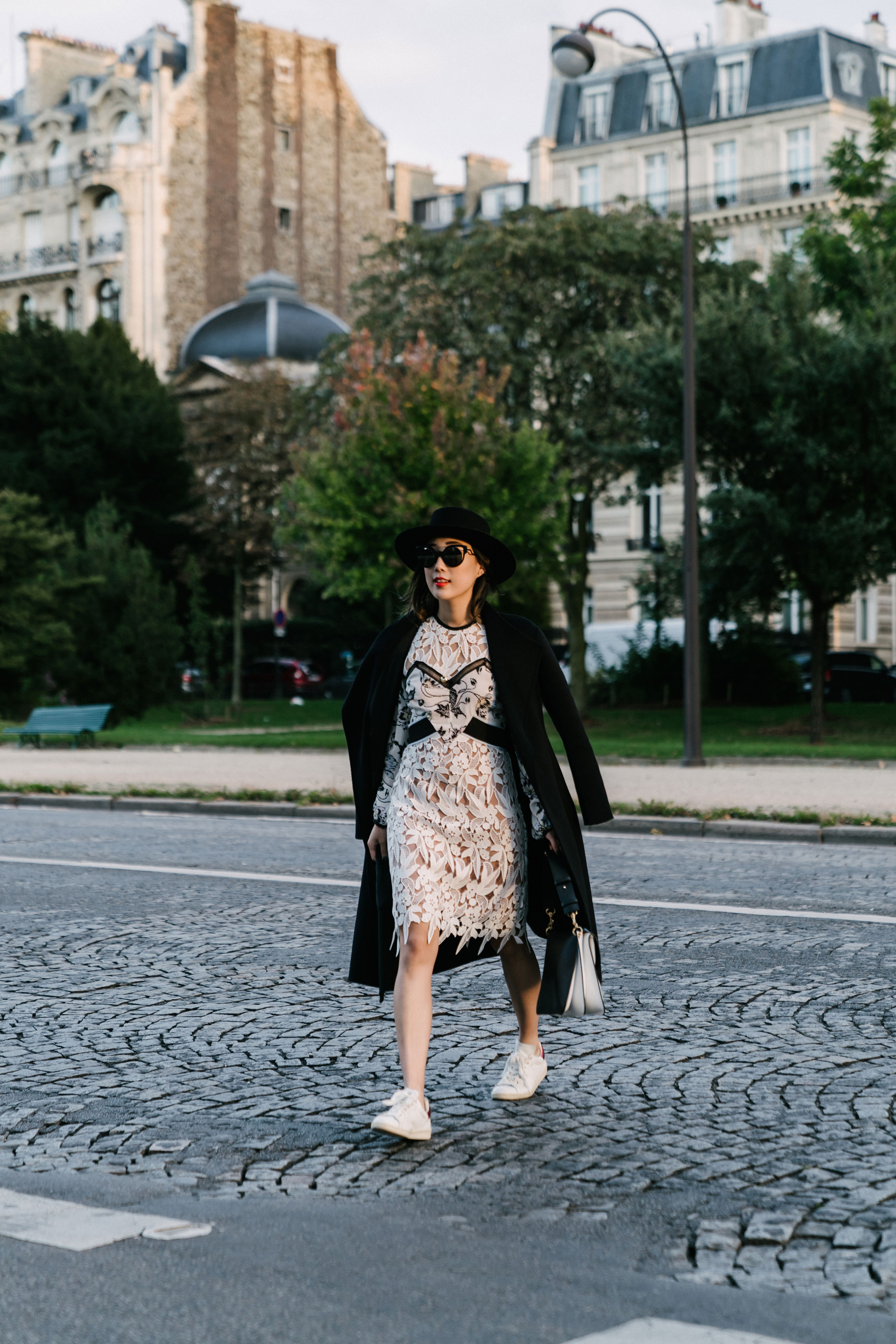 kuho外套,自画肖像,伊莎贝尔Marant鞋,J.W.Anderson包,Fendi Sunglasses,Janessa Leone Hat