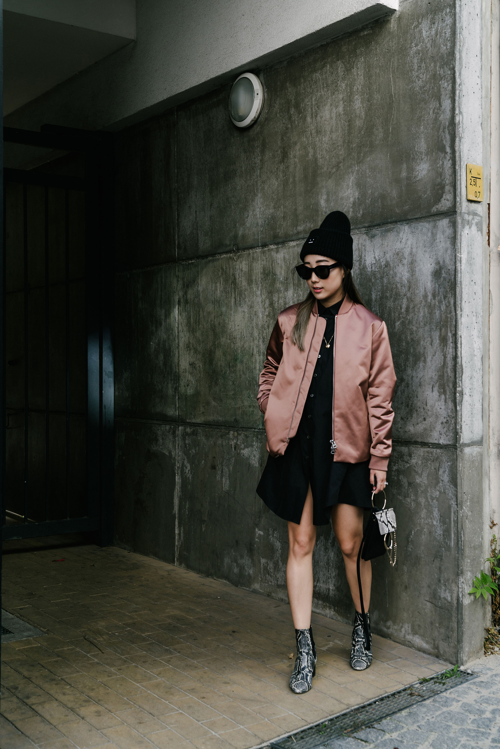痤疮工作室 夹克,Jourden连衣裙,Chloé包,Isabel Marant Shoes,Acne Studios Beanie Cartier项链