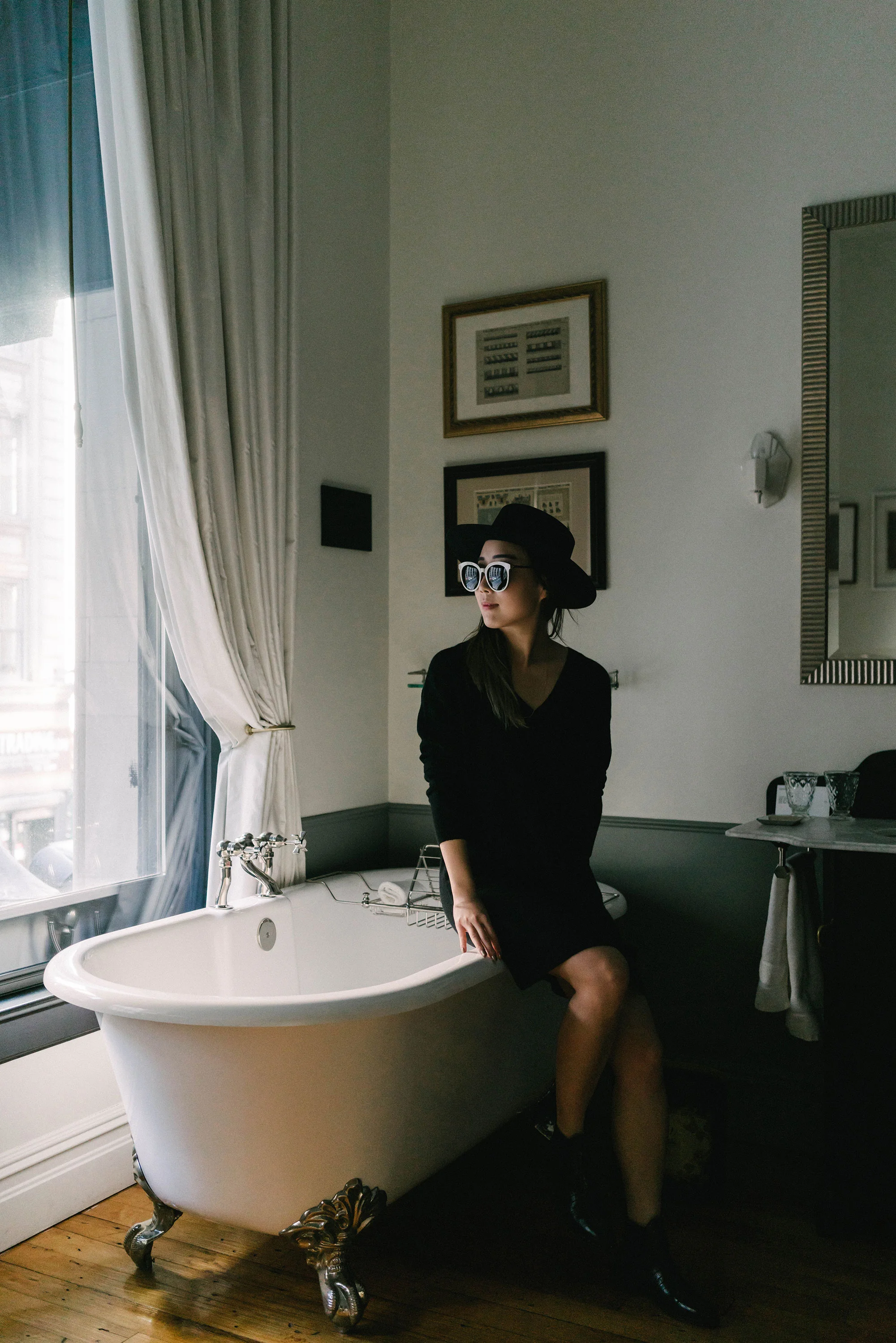everlane. 连衣裙,温柔的怪物太阳镜,Janessa Leone Hat帽子在Nomad Hotel