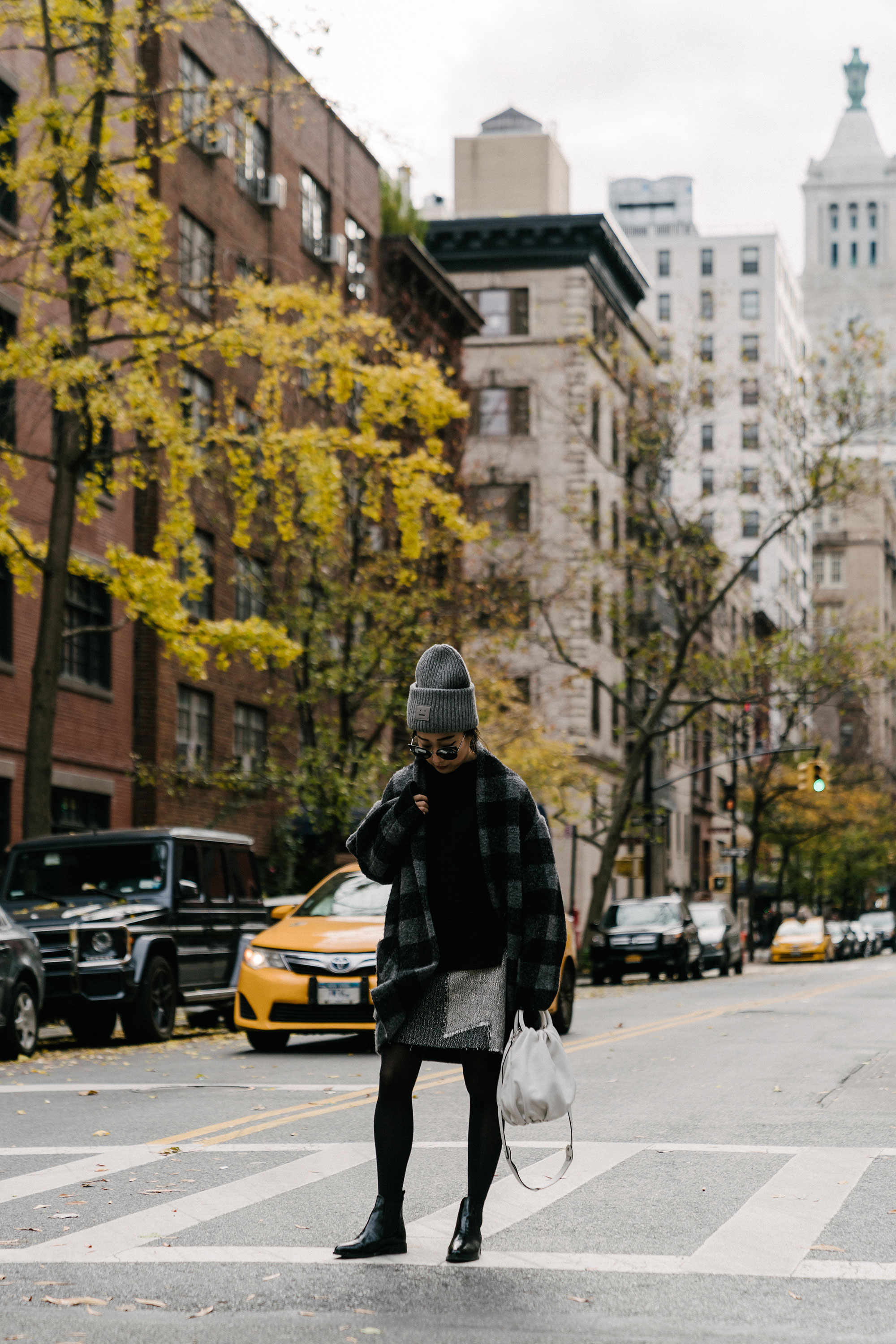 Isabel Marant. Jacket,Ayr毛衣,Proenza Schouler裙子,Frewa Salvador靴子,Loewe Bag,Fendi Sunglasses,Acne Studios Beanie